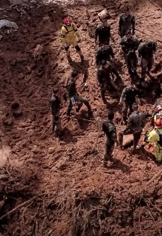 E o morro desceu o carnaval